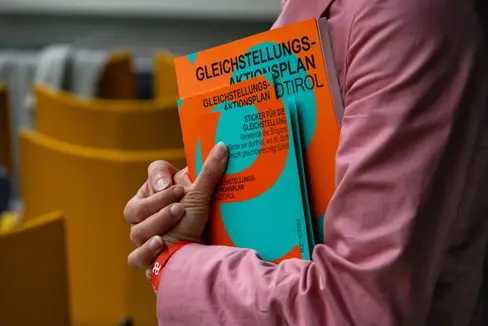 In 150 pagine sono riassunte le misure volte a promuovere la politica dell'Alto Adige in materia di parità di genere. La Commissione provinciale per le pari opportunità seguirà e monitorerà la sua attuazione (Foto: ASP/Greta Stuefer)