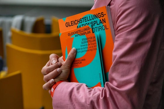In 150 pagine sono riassunte le misure volte a promuovere la politica dell'Alto Adige in materia di parità di genere. La Commissione provinciale per le pari opportunità seguirà e monitorerà la sua attuazione (Foto: ASP/Greta Stuefer)
