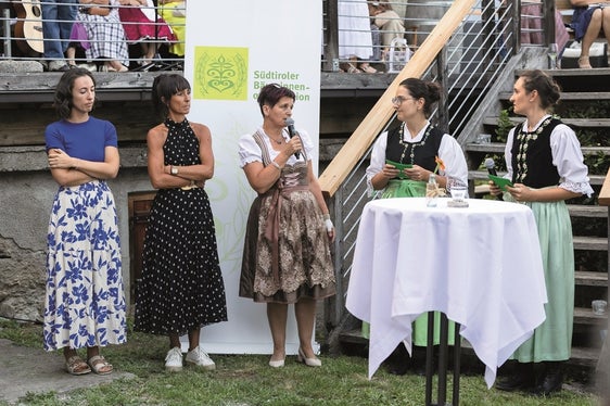 d.s. Un momento di confronto con Anna Rottensteiner, Iris Giacomozzi, Renate Taschler e le due moderatrici Franziska Gasser e Johanna Höller (Foto: SBO)