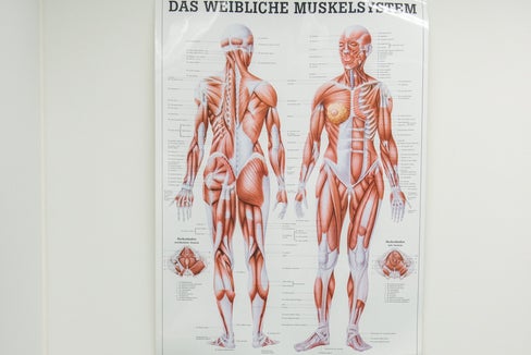 Infarto cardiaco, depressione, osteoporosi, diabete o emicrania e molte altre malattie hanno un decorso diverso nelle donne e negli uomini. La Provincia intende contribuire a integrare queste conoscenze nella ricerca, nella formazione e nella pratica quotidiana. (Foto: USP/Claudia Corrent)