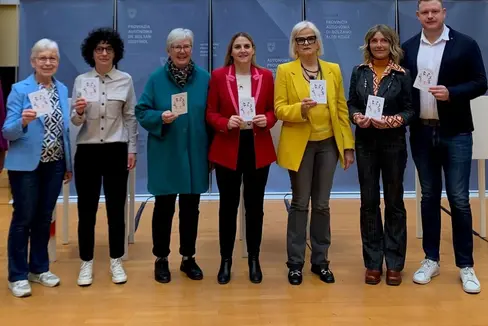 Impegno comune per la Giornata internazionale della donna: da sinistra Irene Vieider (Katholische Frauenbewegung), Alberta Schiefer (Design), Angelika Mitterrutzner (Südtiroler Familienverband), Ulrike Oberhammer e Nadia Mazzardis (Commissione provinciale pari opportunità), Heidrun Goller (KVW Donne) e Philipp Tarfusser (Südtiroler Jugendring). L'iniziativa è sostenuta dalla Südtiroler Bäuerinnenorganisation. (Foto: Servizio donna)