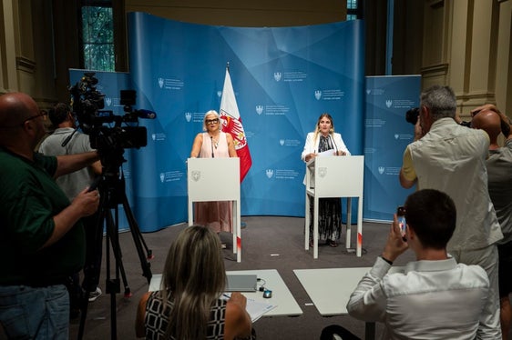 La creazione di un punto di riferimento in materia di violenza digitale è stata una delle richieste avanzate da Nadia Mazzardis (nella foto a sinistra) e da Ulrike Oberhammer, rispettivamente vicepresidente e presidente della Commissione provinciale per le pari opportunità per le donne. (Foto: USP/Fabio Brucculeri)