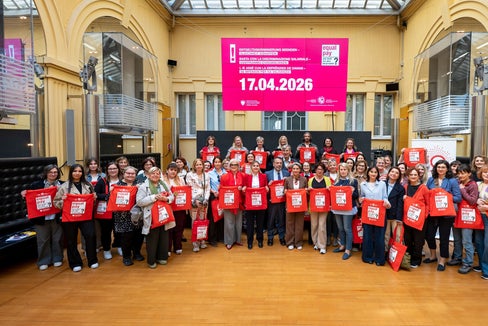 Sie alle treten für mehr Gerechtigkeit bei Entgelt und Entlohnung ein: Vertreterinnen und Vertreter aus Politik, Organisationen und Vereinswelt machten am 8. April anlässlich der Vorstellung der Initiativen zum Equal Pay Day auf das Thema Entgeltdiskriminierung aufmerksam. (Foto: LPA/Fabio Brucculeri)