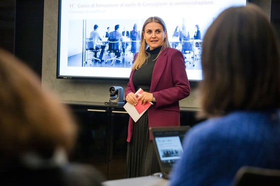 Il corso per future consigliere di amministrazione è molto apprezzato e, visto l'alto livello di interesse, ne verranno organizzati due nel 2025, ha annunciato Ulrike Oberhammer, presidente della Commissione provinciale per le pari opportunità per le donne. (Foto: USP/Bernhard Aichner)