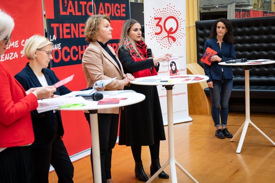 Non possiamo lasciare sole le vittime e le loro famiglie, perché troppo spesso si guarda dall'altra parte quando la violenza accade, ha sottolineato Ulrike Oberhammer. (foto: ASP/Fabio Brucculeri)