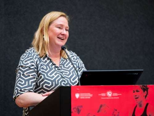 La direttiva UE sulla trasparenza retributiva è stato uno dei temi principali illustrati durante la conferenza in occasione dell'Equal Pay Day di quest'anno. Ne ha parlato, tra gli altri, Marjaana Gunkel della Libera Università di Bolzano. (Foto: USP/Fabio Brucculeri)