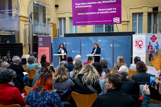 Per i padri che desiderano usufruire del congedo di paternità sono previsti sussidi, come ad esempio l'assegno provinciale al nucleo familiare+. Tuttavia, questi sussidi sono ancora poco utilizzati, come hanno sottolineato Christa Ladurner del Forum Prevenzione (nella foto a sinistra) e l'Assessora provinciale competente Rosmarie Pamer. (Foto: USP/Fabio Brucculeri)