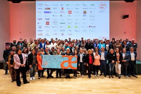 69 Organisationen sind gemeinsam mit Land Südtirol, Gemeinde Bozen und Freier Universität Bozen die Verpflichtung eingegangen, Frauen mehr Sichtbarkeit zu verleihen. (Foto: LPA/Fabio Brucculeri)